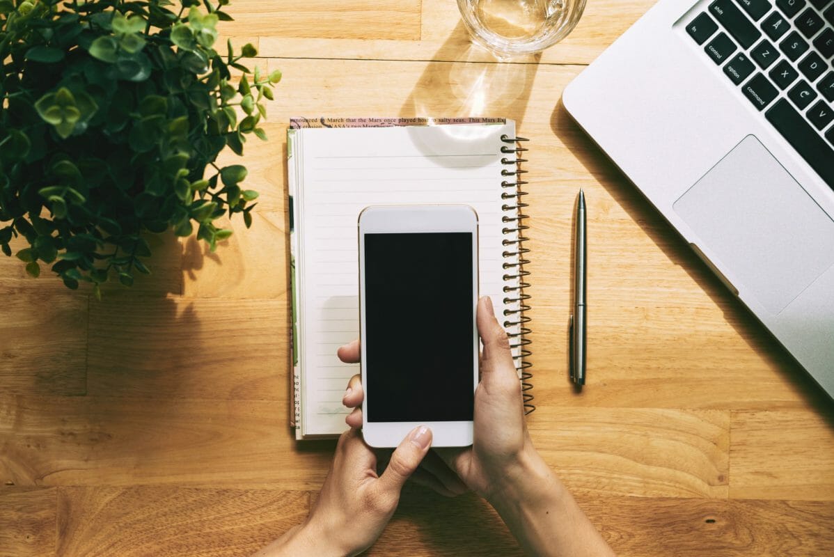 Hands-using-mobile-app-538318-scaled