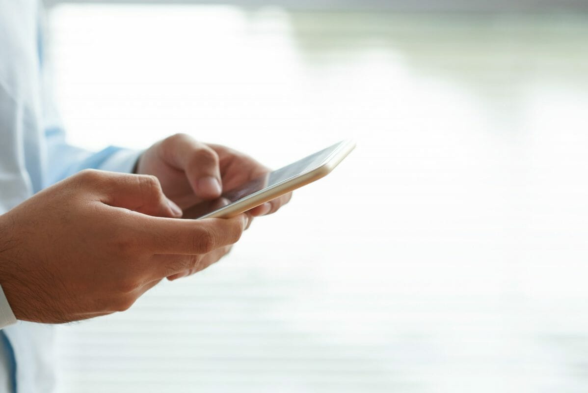 Using-mobile-app-533436-scaled