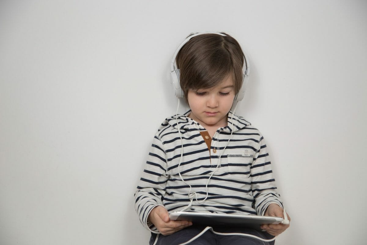 Child-with-tablet-computer-483489-scaled