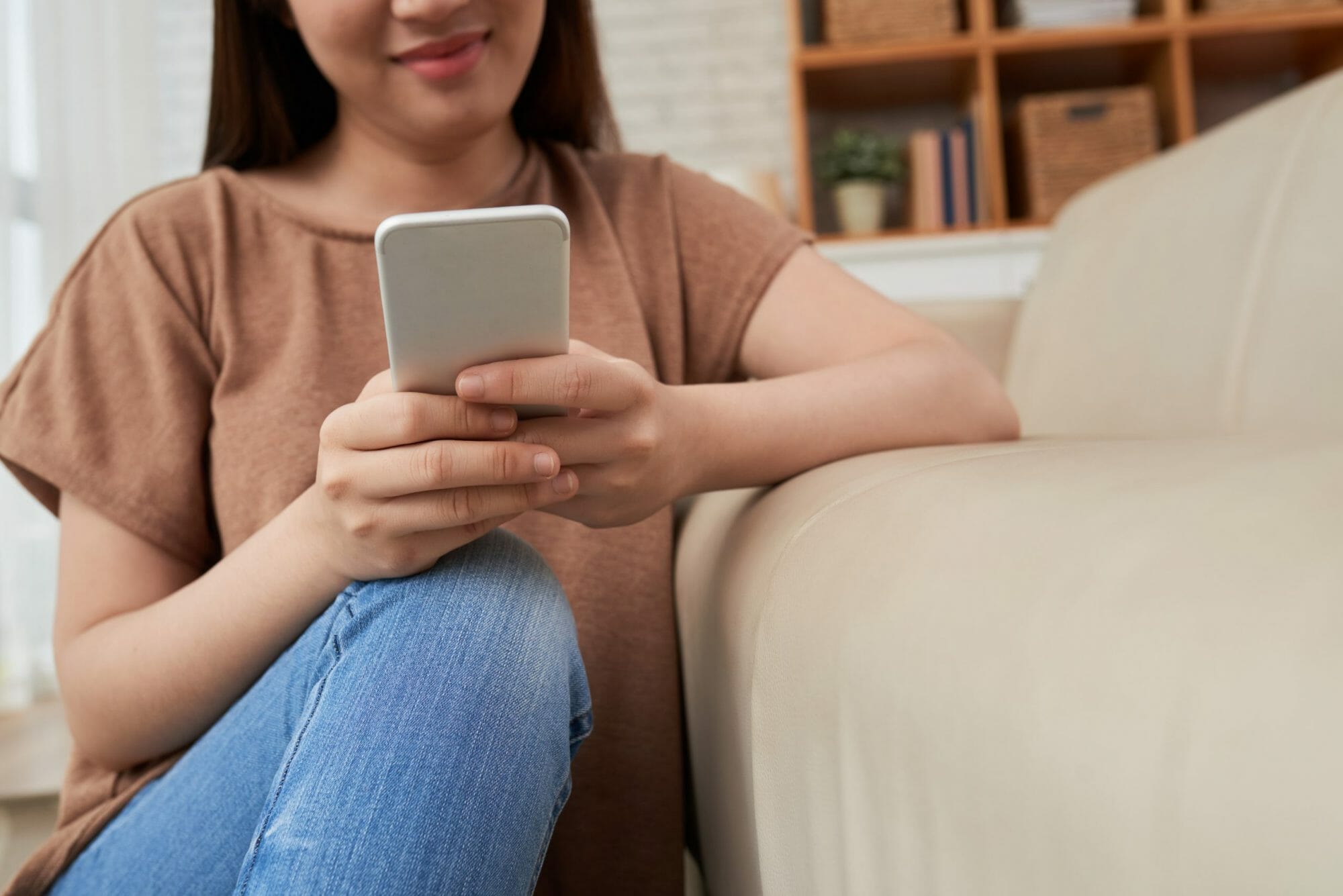 Using-mobile-app-on-smartphone-538373-scaled