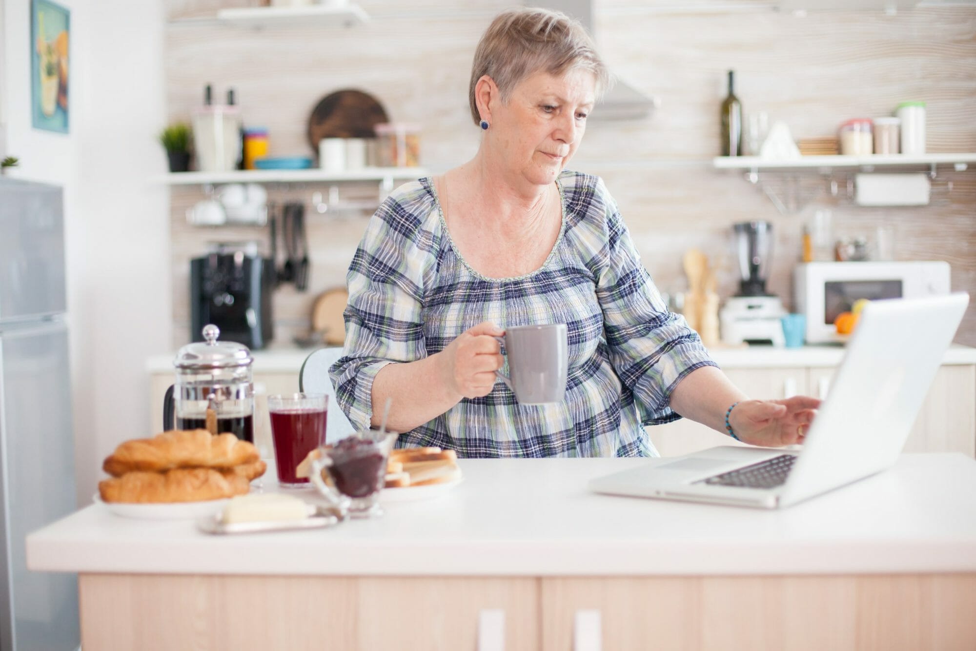 Working-in-kitchen-782075-scaled